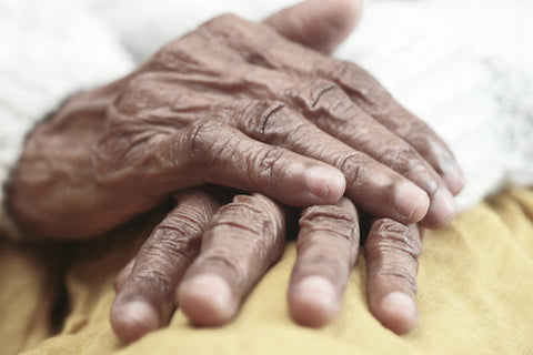 photo de mains d'une femme souffrant d'arthrite