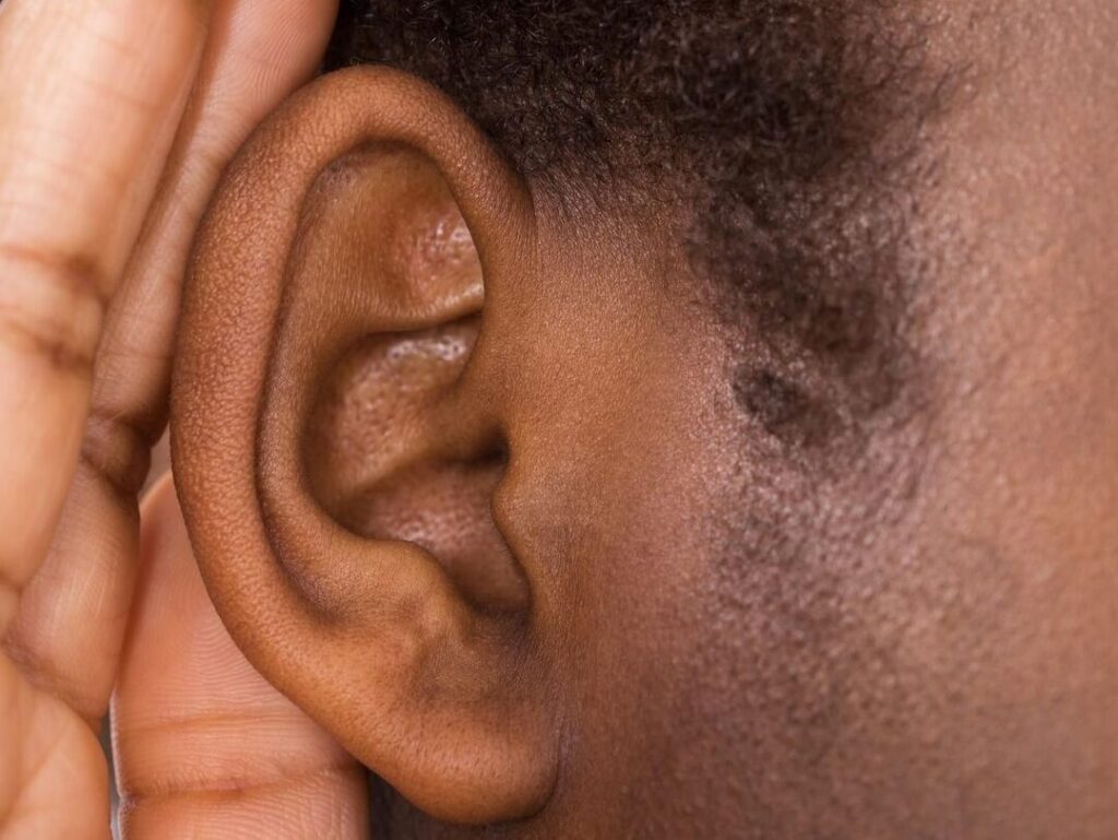 Quelles sont les causes possibles d’une surdité brusque et comment y faire face ?