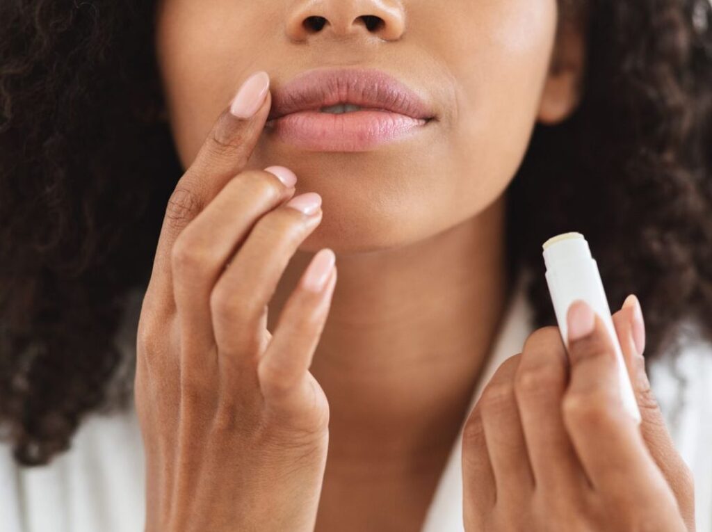 Pourquoi votre lèvre gonfle-t-elle ? Causes et traitements possibles