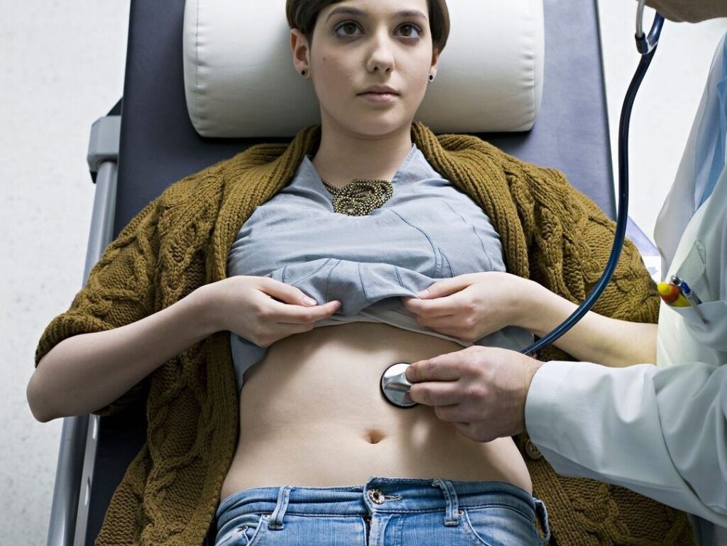 Veine apparente sur le ventre : que signifie-t-elle pour votre santé ?