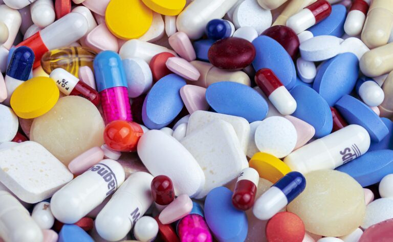 découvrez tout ce qu'il faut savoir sur la médication, ses différents types et usages, ainsi que les précautions à prendre.
