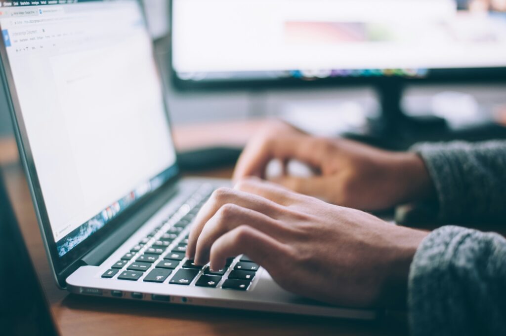 découvrez le programme de licence professionnelle en hygiène, sécurité et environnement, et préparez-vous à une carrière dans le domaine de la santé et de la sécurité au travail.