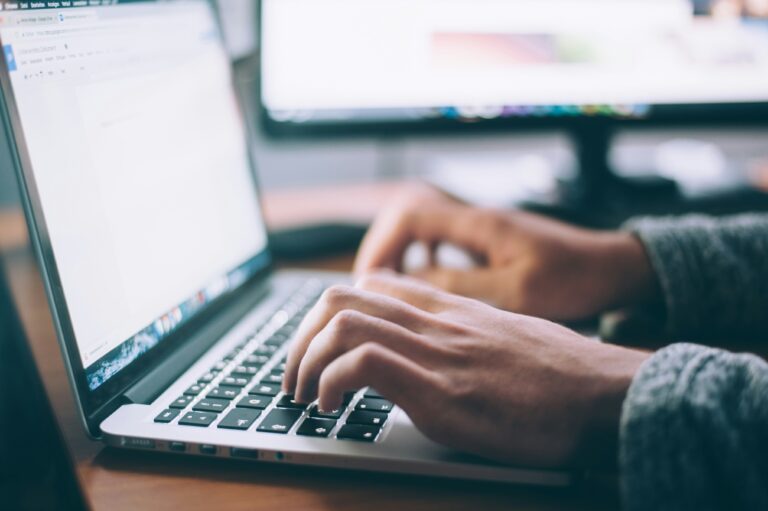 découvrez le programme de licence professionnelle en hygiène, sécurité et environnement, et préparez-vous à une carrière dans le domaine de la santé et de la sécurité au travail.
