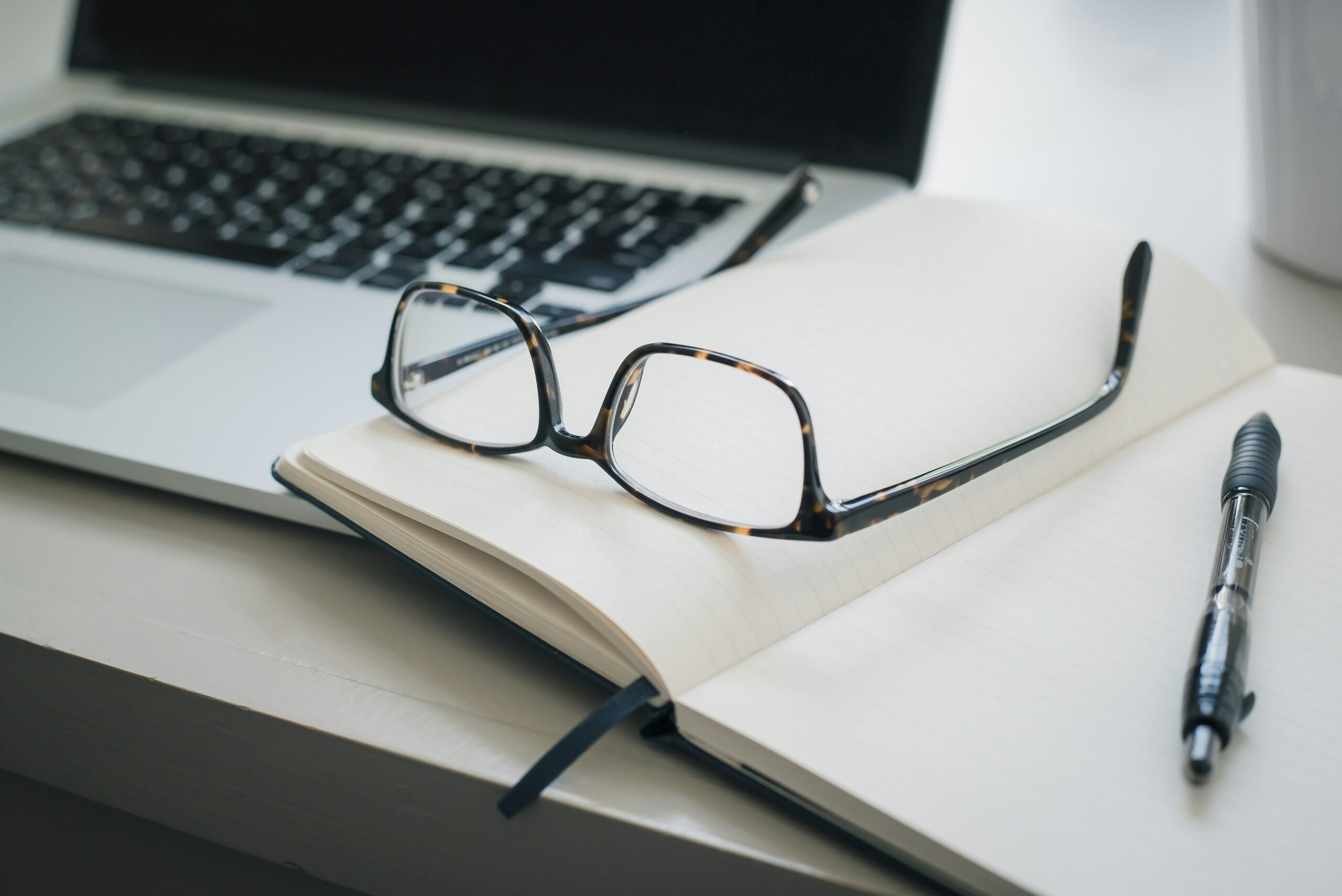 découvrez comment le distance learning offre la possibilité d'apprendre et de se former à distance, à travers des cours en ligne et des ressources numériques.
