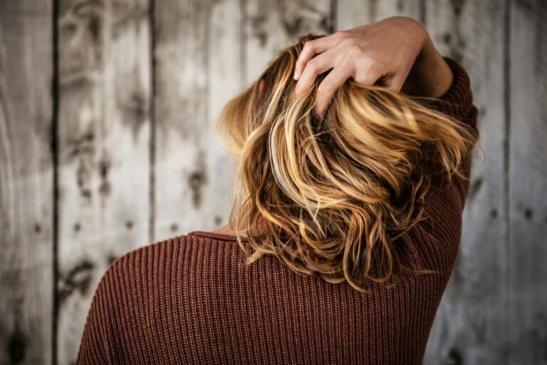 découvrez nos solutions de prothèses capillaires pour retrouver confiance en vous. consultez nos experts pour des solutions capillaires naturelles et personnalisées.