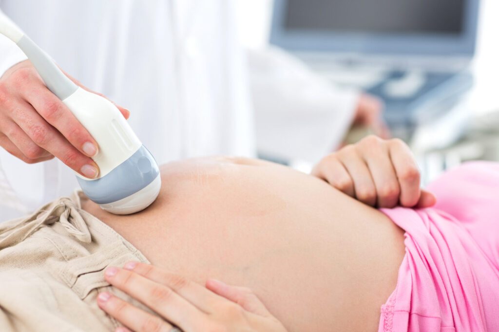 Quels sont les soins prénataux essentiels pour une grossesse en santé?