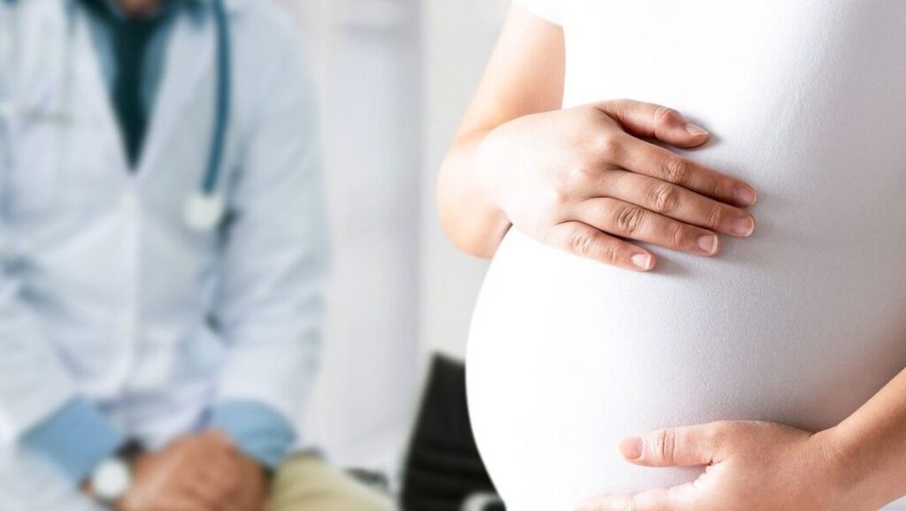 Basedow et grossesse : comment gérer les risques pour la mère et l&rsquo;enfant ?