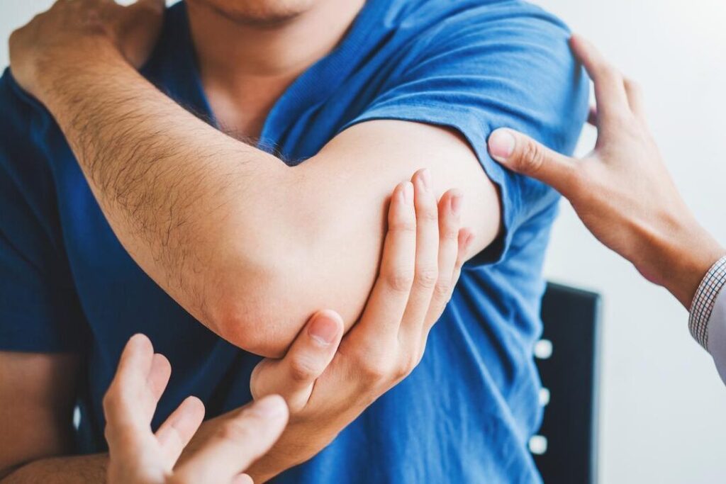 Quels sont les symptômes de la compression de l’artère sous-clavière ?