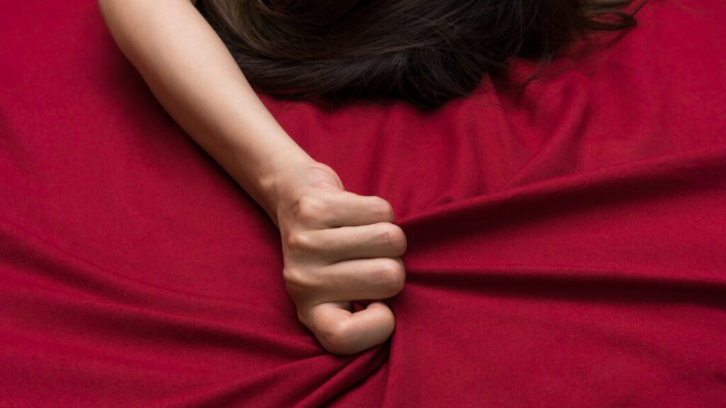 Orgasme avec tremblement : qu’est-ce que cela signifie pour votre santé sexuelle ?