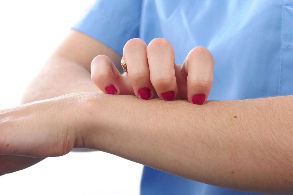Pourquoi vos mains vous grattent-elles ? Causes et solutions