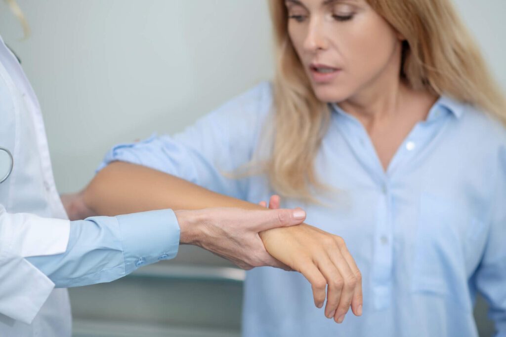 Pourquoi votre avant-bras est gonflé ? Causes et traitements possibles
