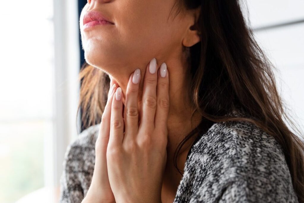 Douleurs cervicales et gêne laryngée : sont-elles liées et comment les soulager ?