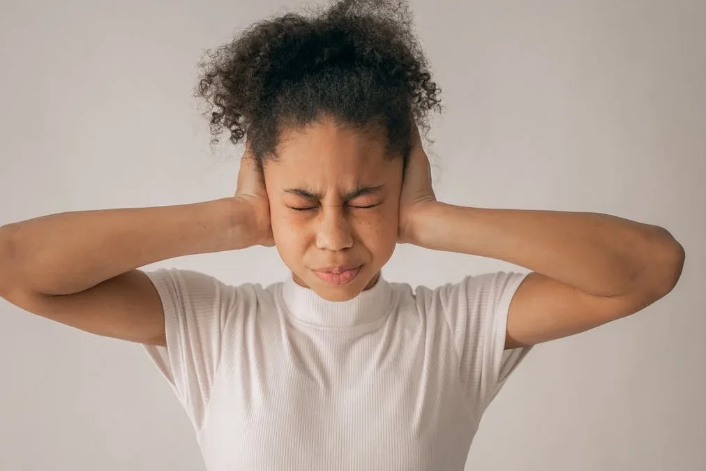 Pourquoi votre oreille crépite-t-elle ? Causes et solutions possibles