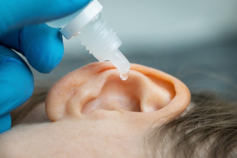 Application de gouttes auriculaires dans l’oreille d’un adulte – conseil d’utilisation sans ordonnance