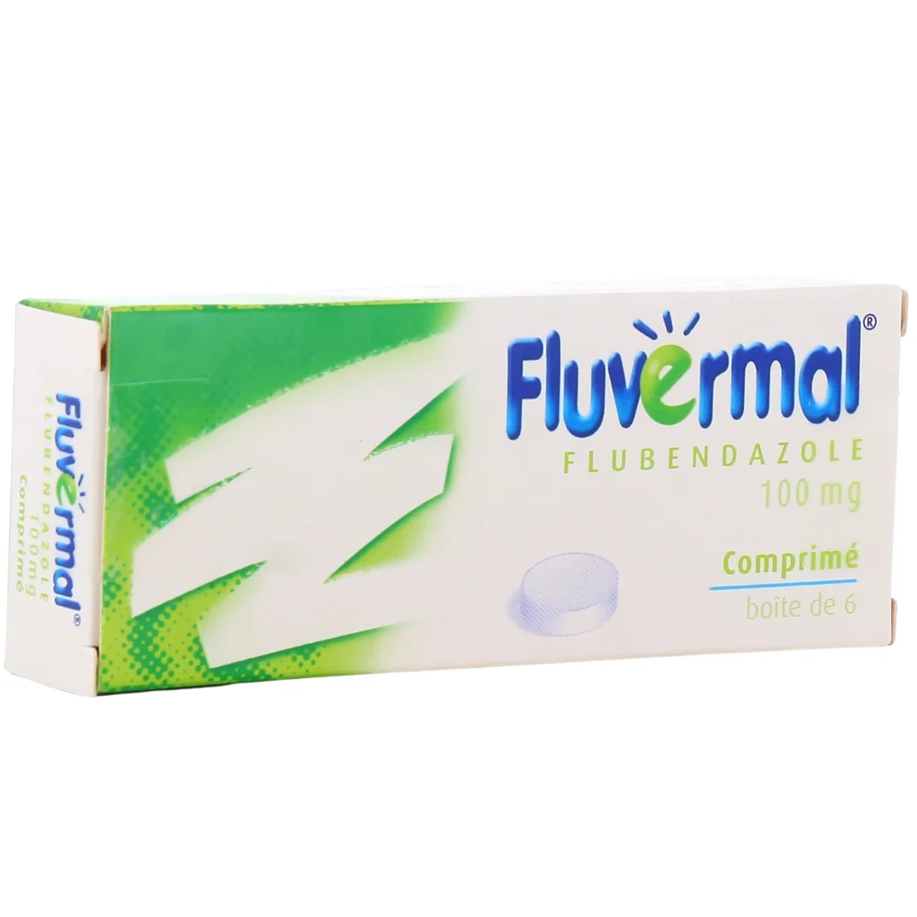 Boîte de Fluvermal, vermifuge sans ordonnance, posée sur une table de pharmacie