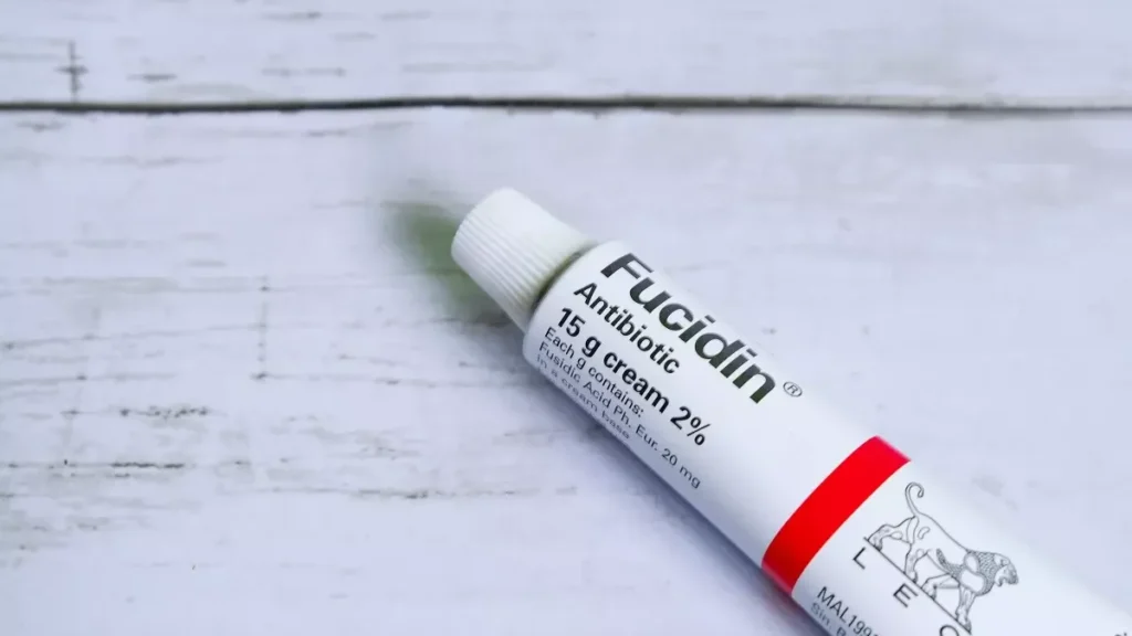 Tube de Fucidine mis en avant, traitement antibiotique topique populaire