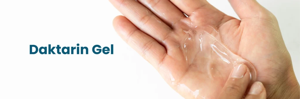 Tube de gel buccal Daktarin présenté sur une table avec notice médicale