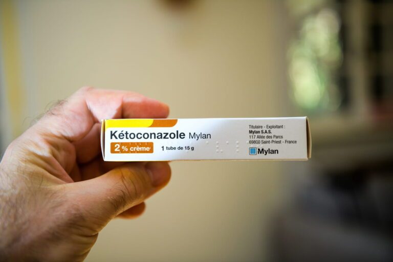 Présentation du kératoconazole, un antifongique utilisé contre les mycoses cutanées