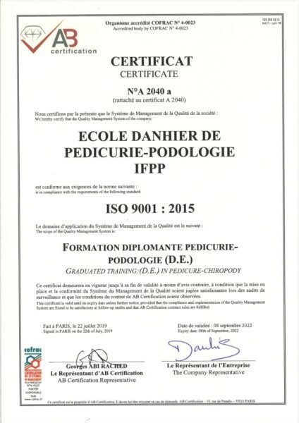 Podologue examinant un patient en cabinet pour prescrire une ordonnance adaptée