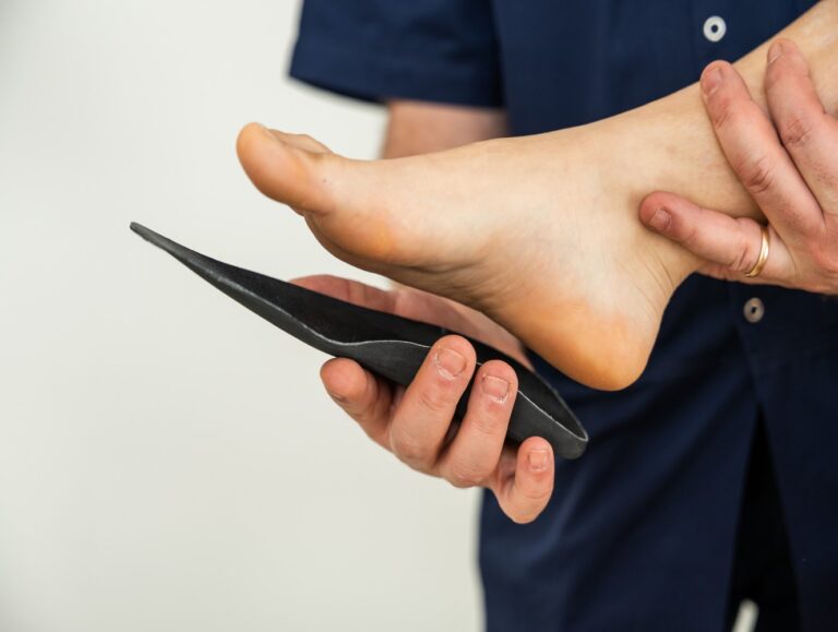 Consultation chez le podologue illustrant le remboursement possible avec ou sans ordonnance