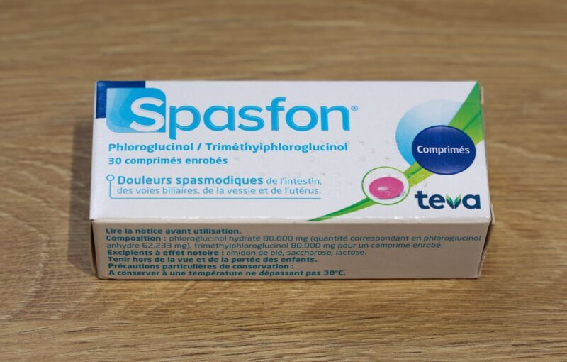 Boîte de Spasfon en pharmacie illustrant la disponibilité sans ordonnance