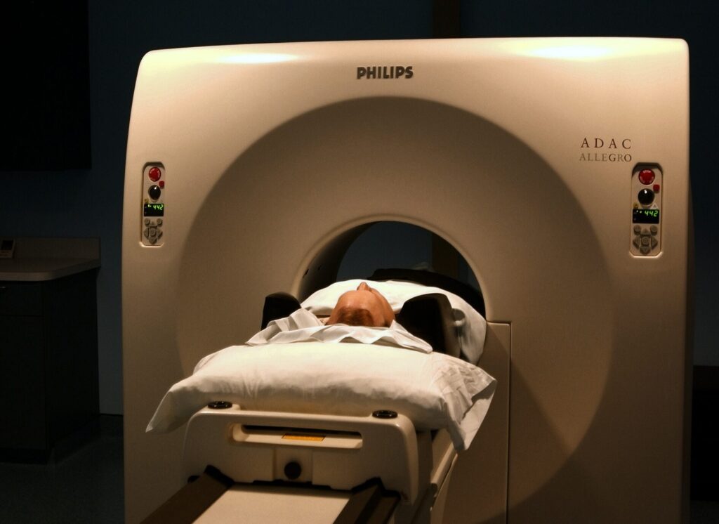 Peut-on passer une IRM avec une couronne dentaire métallique ?