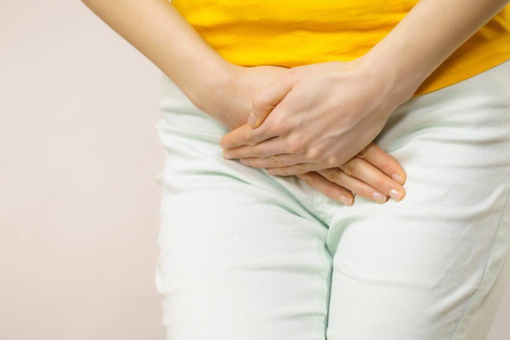 Pourquoi trouve-t-on des caillots dans les urines ? Causes et traitements