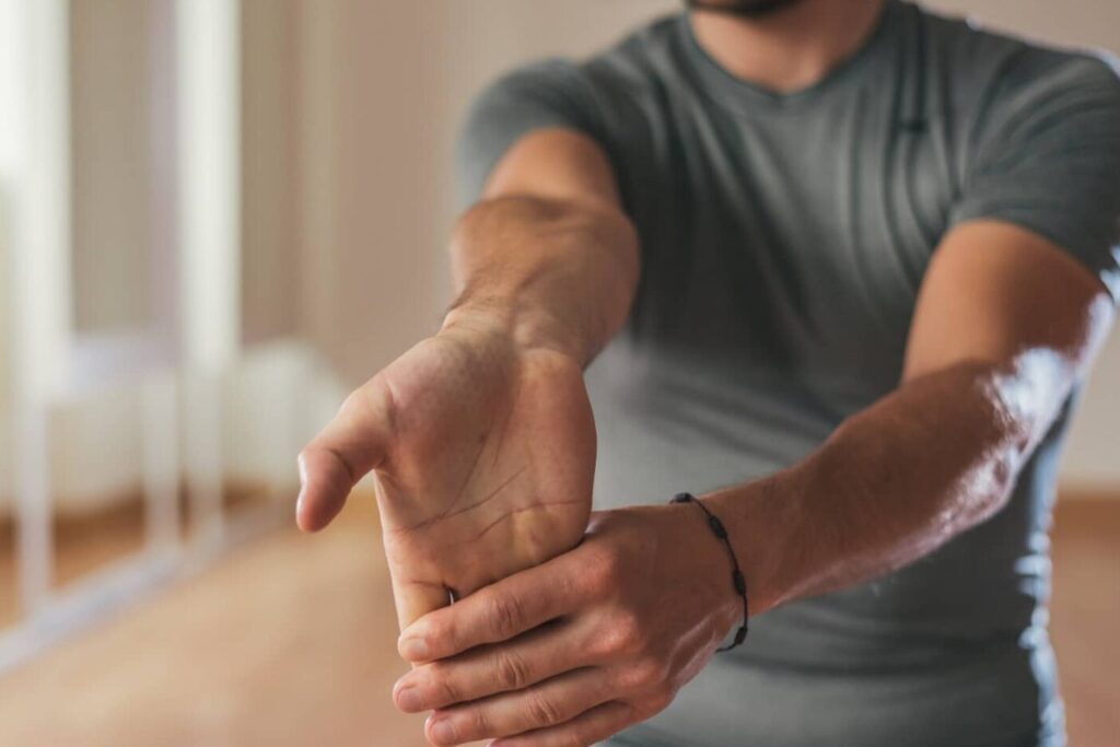 Douleur de l’avant-bras extérieur : causes et solutions pour soulager la gêne